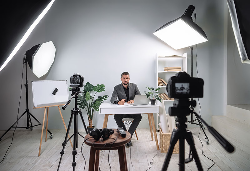 Mann sitzt im Aufnahmestudio am Schreibtisch