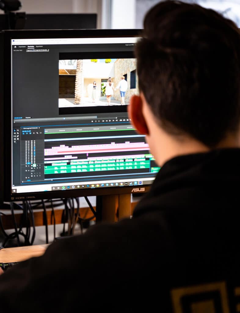 Mann arbeitet am PC mit Videosbearbeitungssoftware